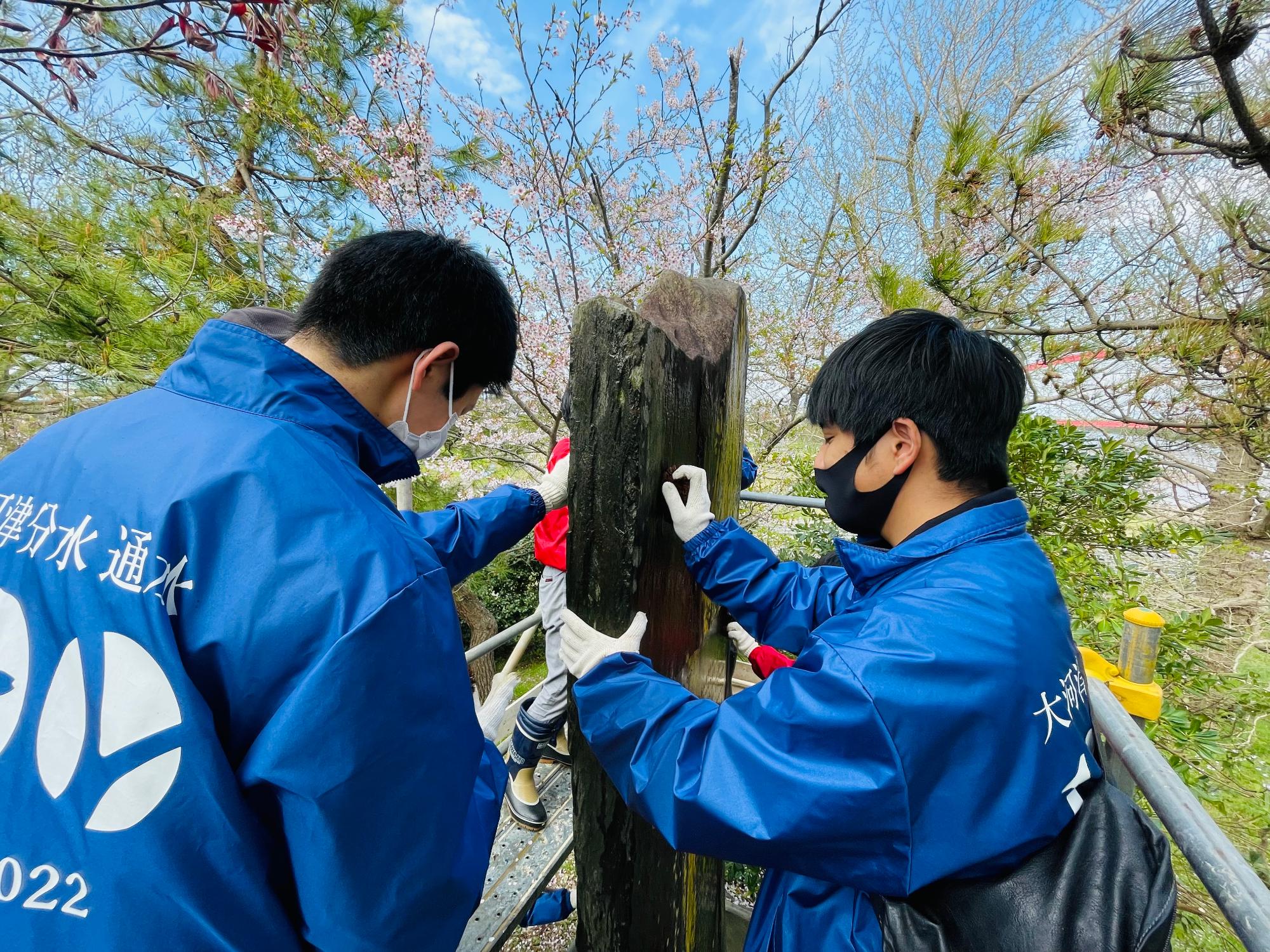 慰霊碑を清掃する高校生