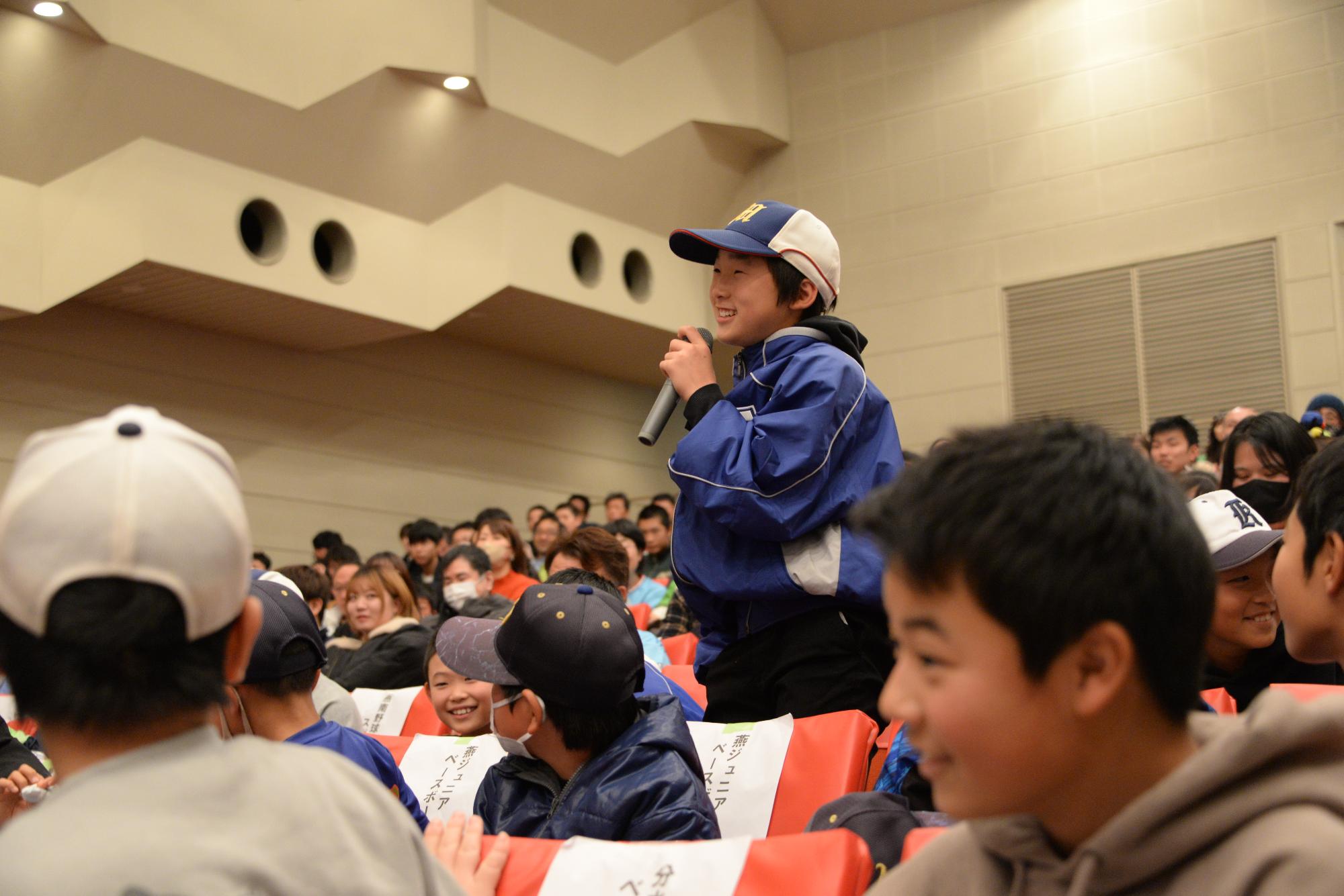 スワローズの選手に質問する野球少年の写真