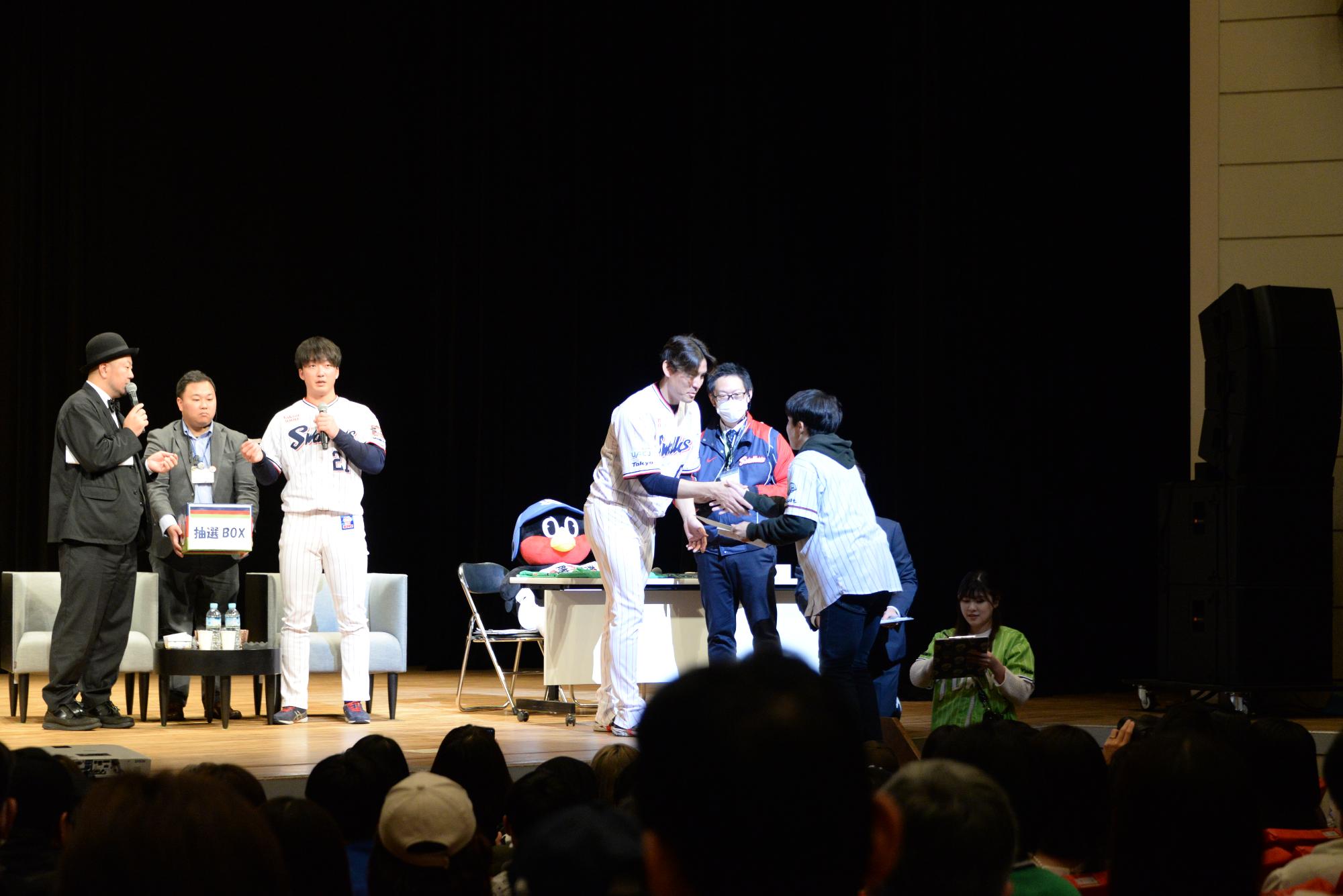 抽選会で当選し高梨当初と握手するファンの写真