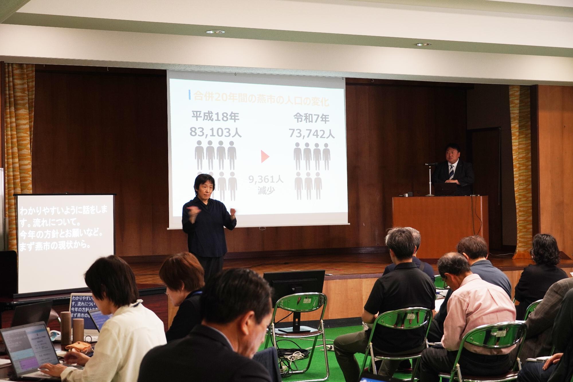 市民を前に説明する佐野市長