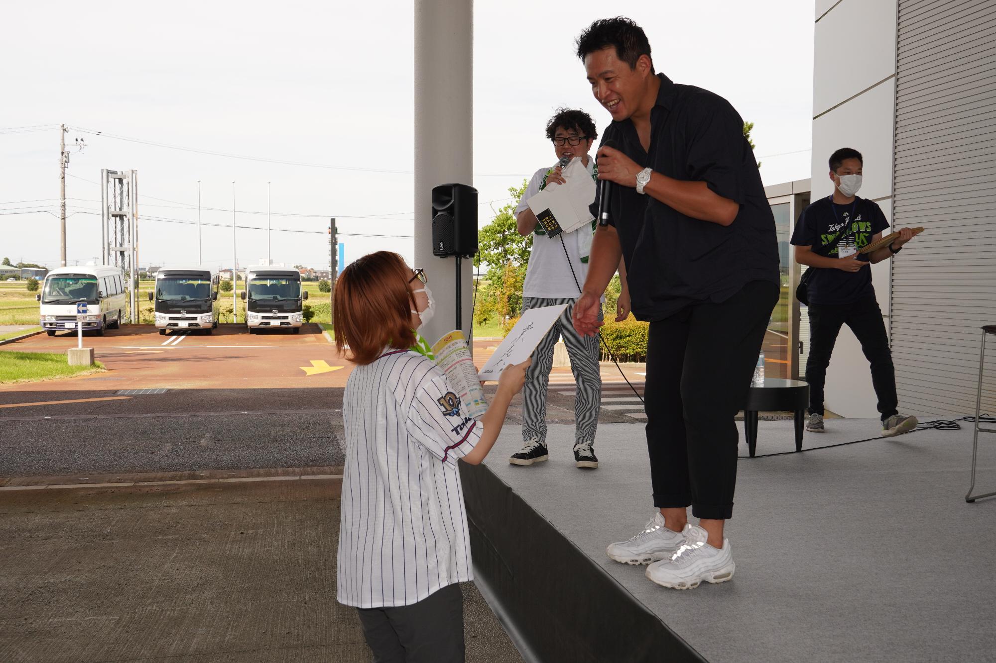 抽選会ではサイン色紙をファンにプレゼント