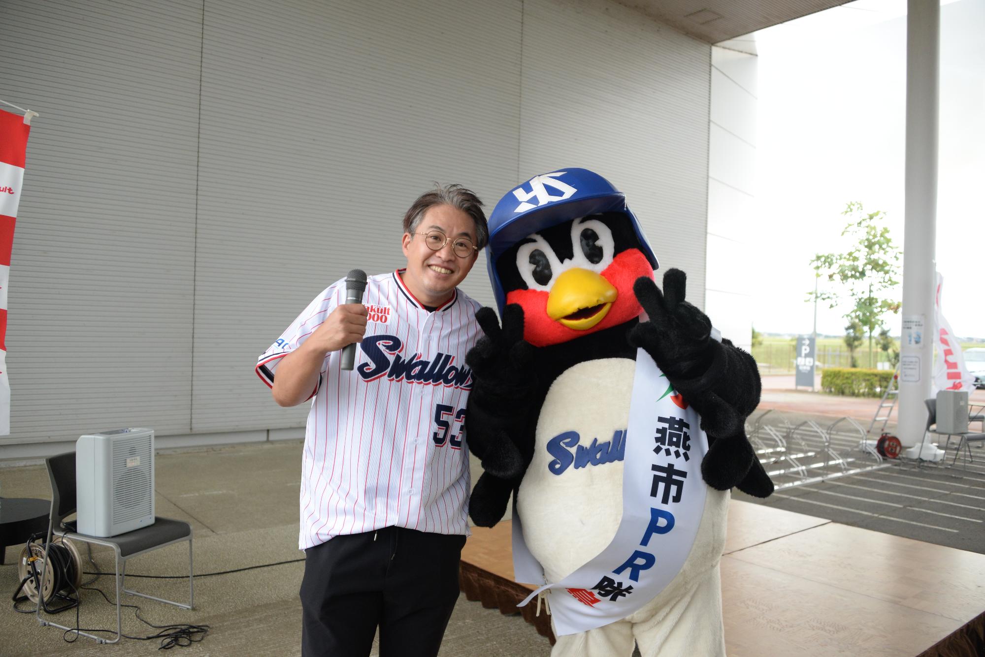 五十嵐さんとつば九郎の写真