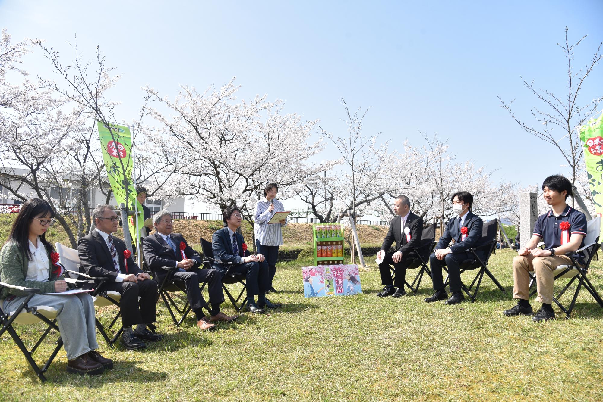 桜植樹の開会式で高校生が進行している写真