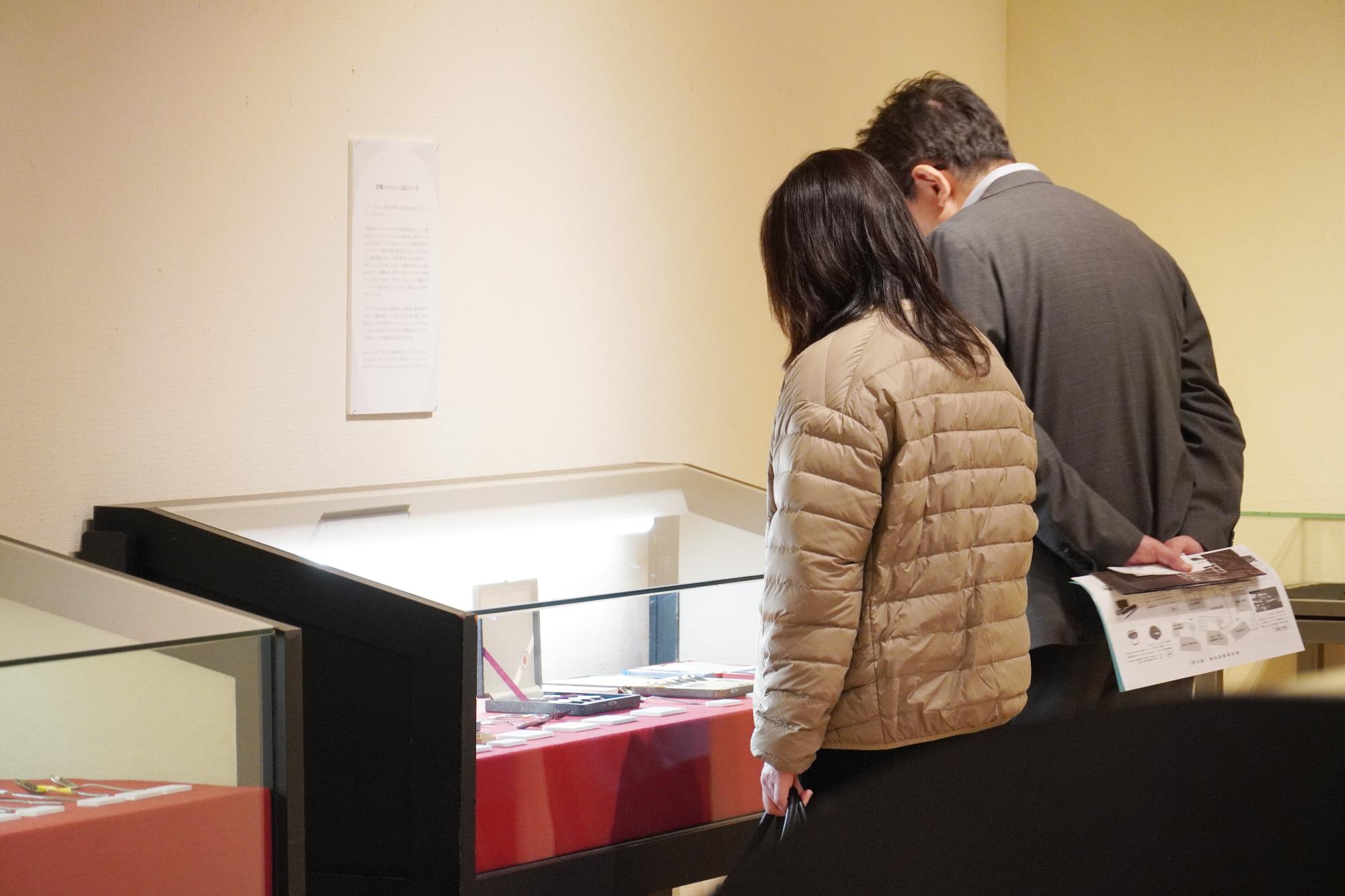 展示品を見ている様子