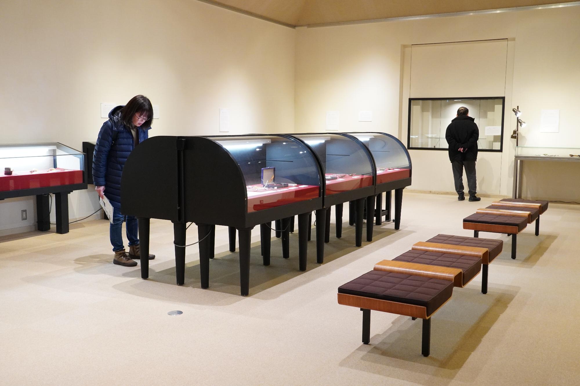 展示品を見ている様子