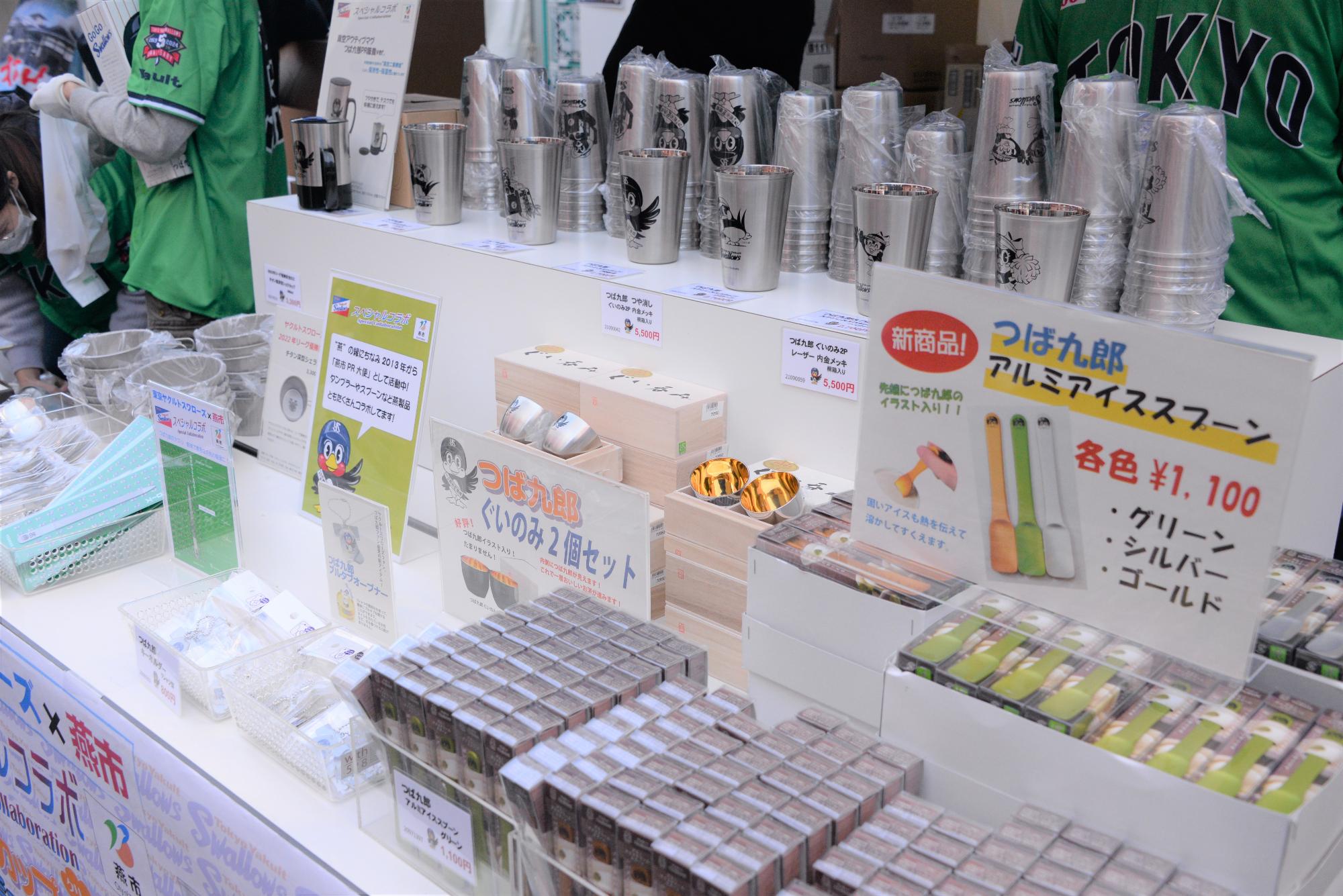 つば九郎エコカップやつば九郎アイススプーンなどが並んでいる写真