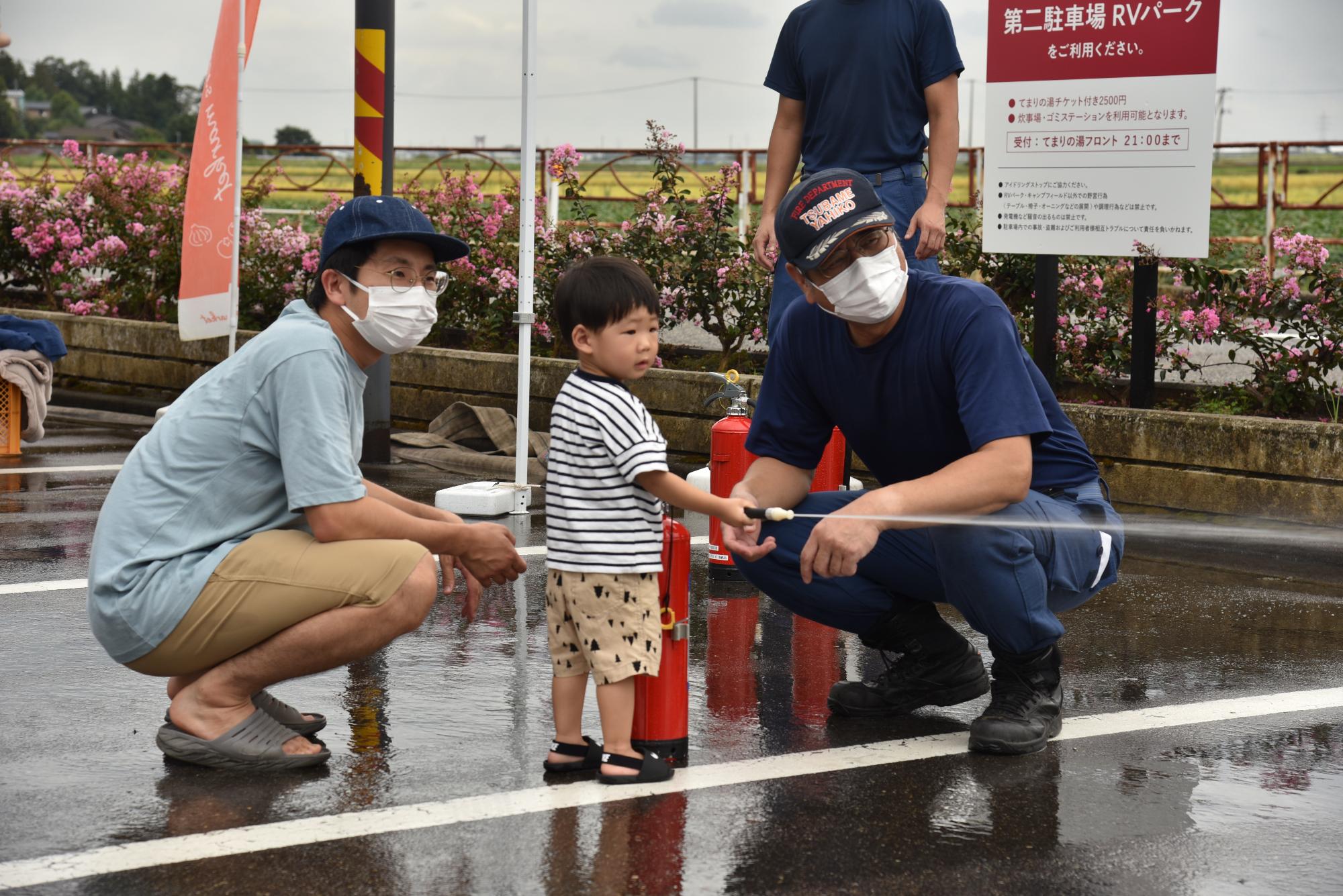 消火訓練を体験する子ども