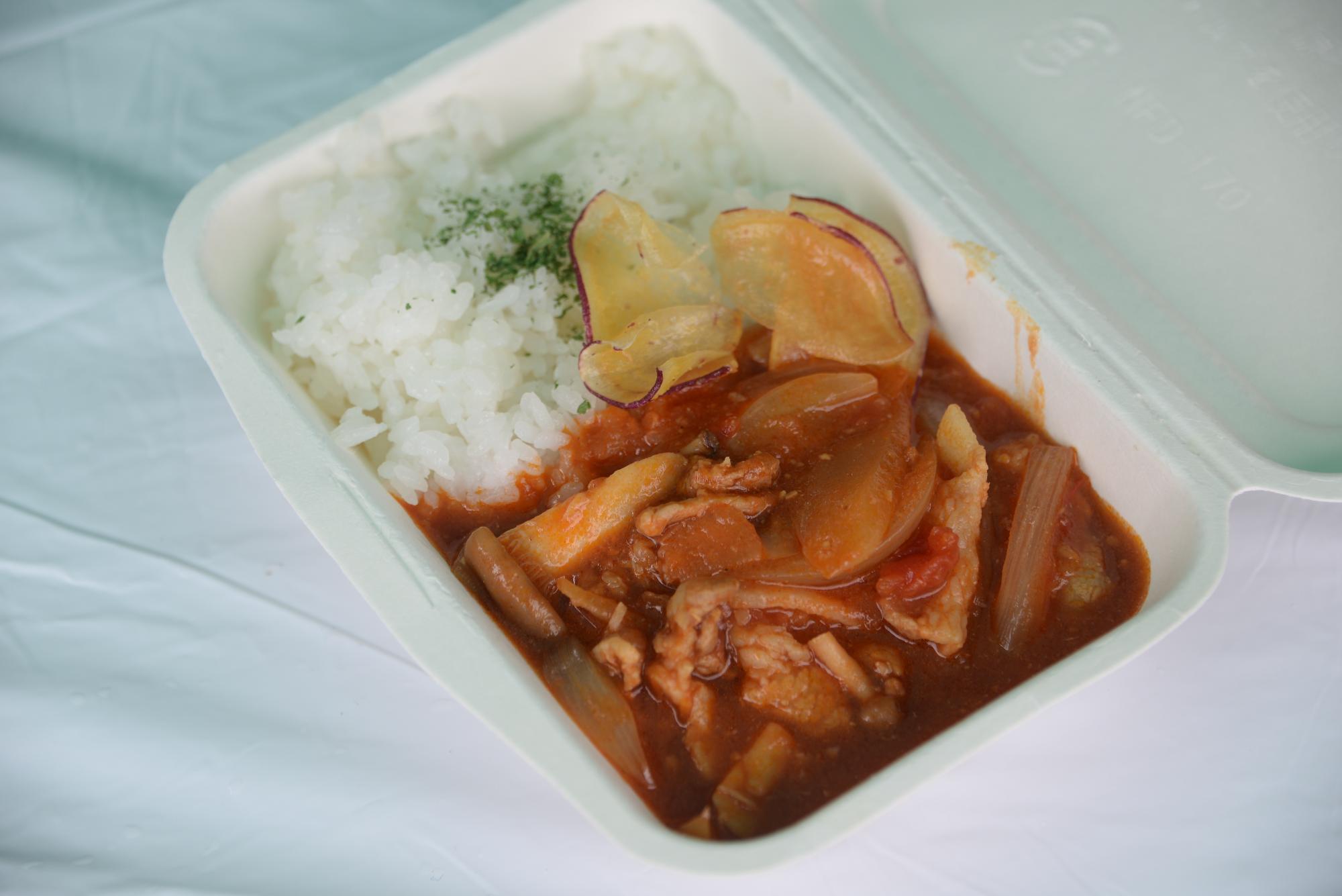 トマみそカレー豚丼を盛りつけた様子