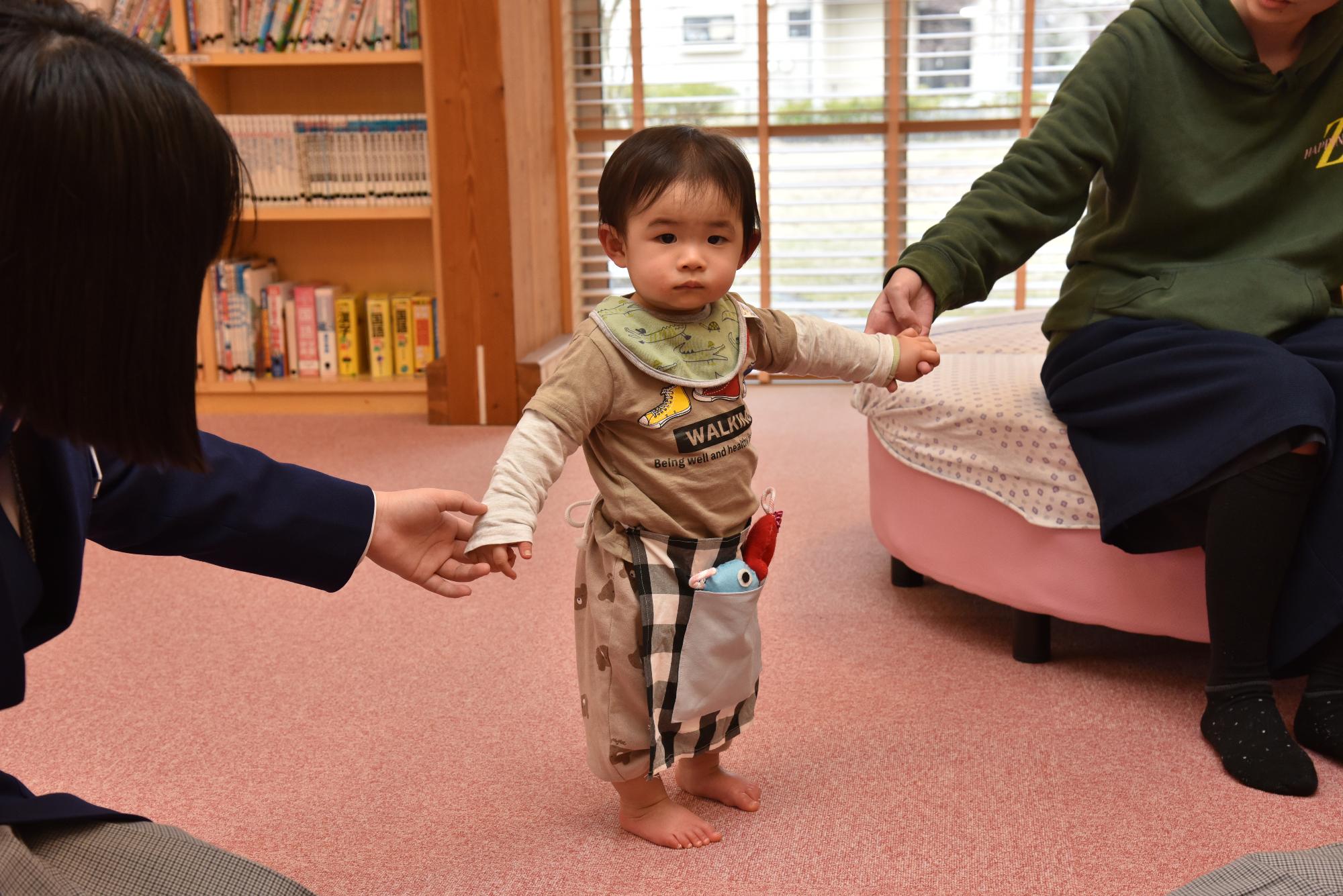 前掛けを付けた幼児