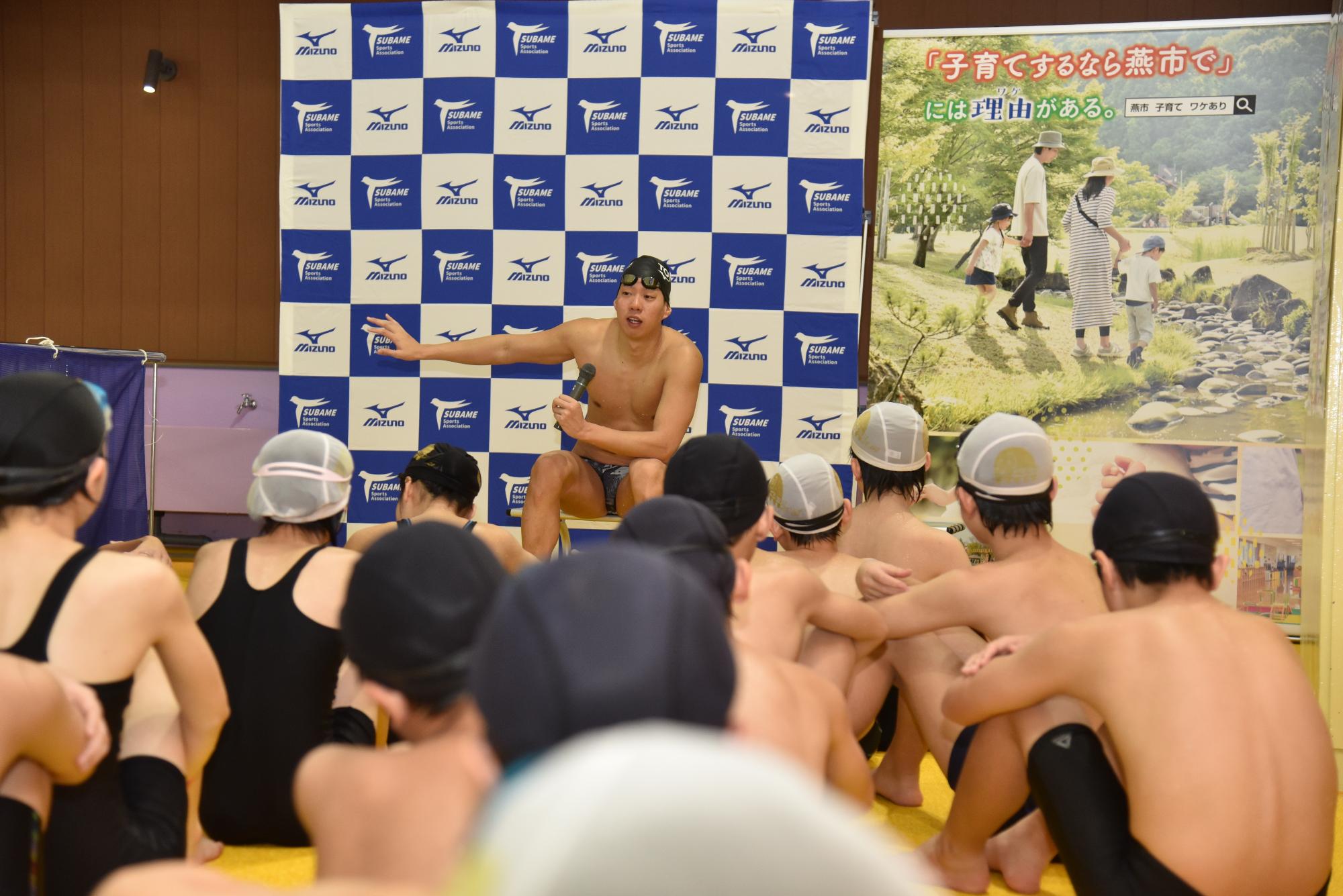 質問に答える渡辺選手