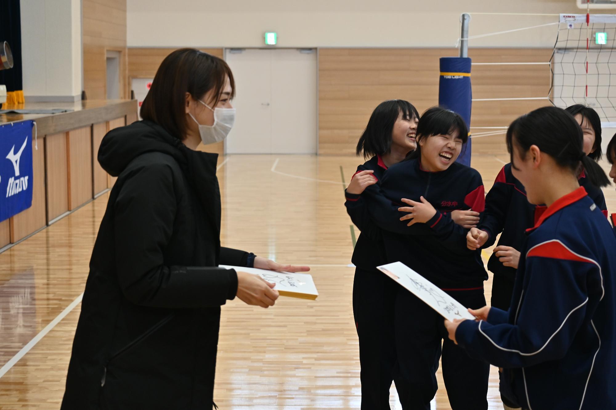 最後はじゃんけん大会で、勝者に迫田さんからの記念色紙をいただきました