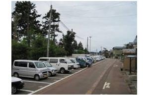 たくさんの車が留まっている稲荷神社駐車場の写真