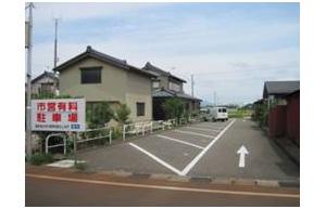 市営有料駐車場と書かれた看板が立つ諏訪町駐車場の写真