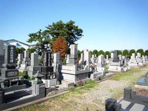 青空の下にお墓が並ぶ燕市墓地公園の写真