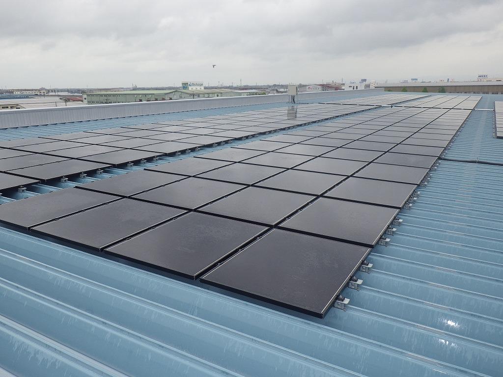 屋上一面に敷き詰められた太陽電池モジュールの写真