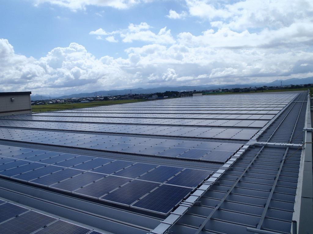 よく晴れた青空の下にある太陽電池モジュールの写真