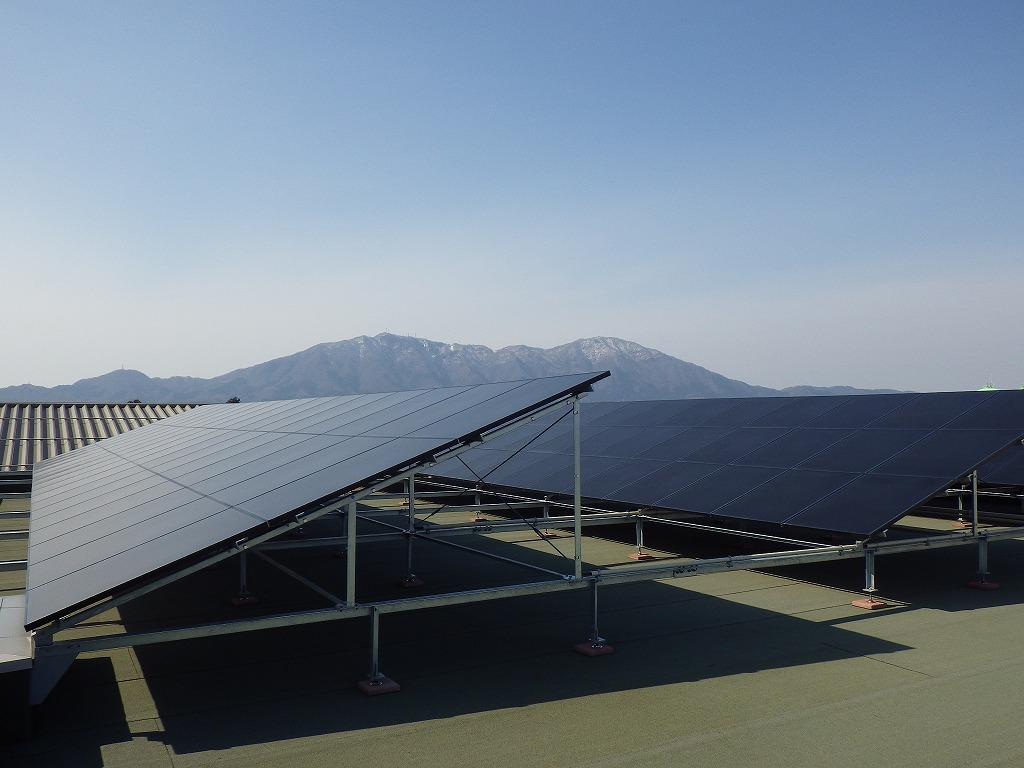 小中川小学校に設置された太陽電池モジュールの写真