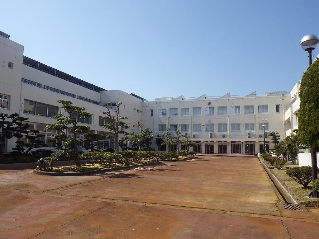 白い壁面をした吉田中学校の外観写真