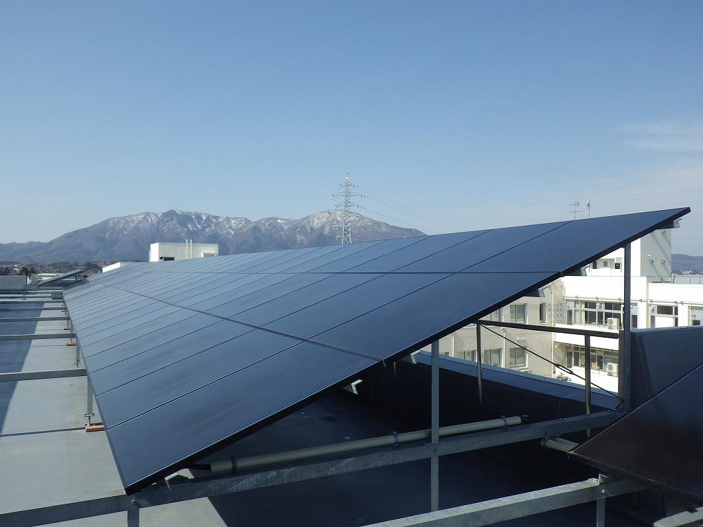 吉田中学校に設置された太陽電池モジュールの写真