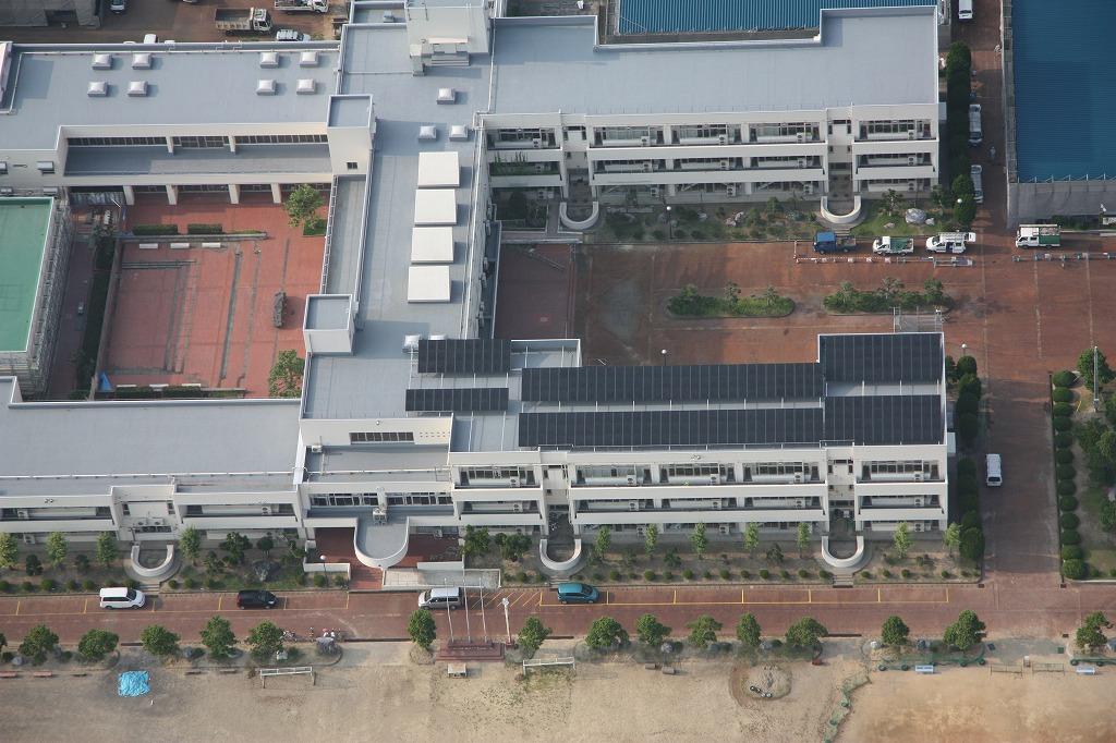 吉田中学校のグラウンドと校舎を上空から撮影した写真