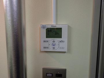 壁に取り付けられた空調調節のための機械の写真