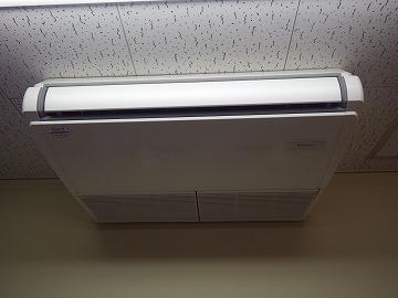 天井に設置された冷暖房設備の写真