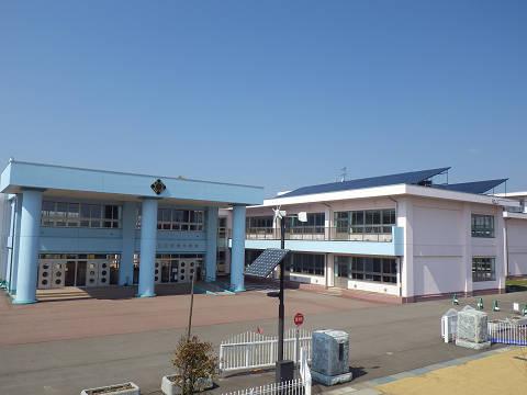 淡いブルーとピンクの外壁をした吉田南小学校の外観写真
