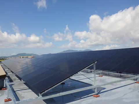 燕中学校に設置された太陽電池モジュールの写真