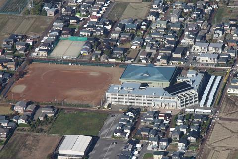 燕中学校のグラウンドと校舎を上空から撮影した写真
