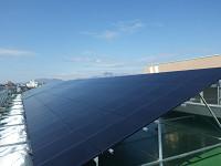 屋上に設置された太陽電池モジュールの写真