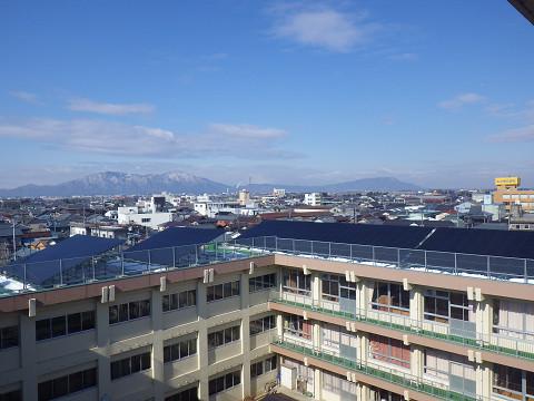 青空を背景に中庭側から撮影された小学校の遠景写真