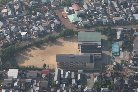 燕南小学校のグラウンドと校舎を上空から撮影した写真