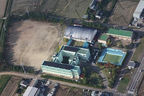 燕北小学校の校舎やグラウンドを上空から撮影した写真