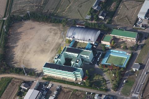 燕北小学校の校舎やグラウンドを上空から撮影した写真
