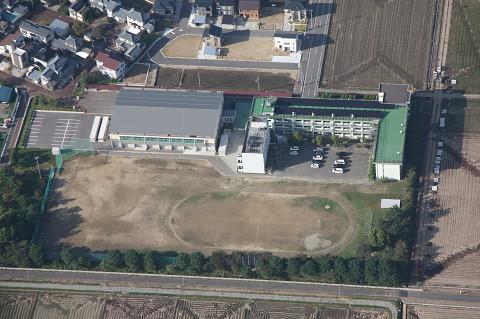 燕北中学校のグラウンドと校舎を上空から撮影した写真