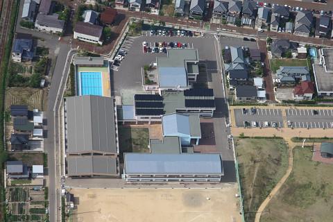 吉田南小学校のグラウンドと校舎を上空から撮影した写真