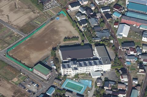 小池小学校のグラウンドや校舎を上空から撮影した写真