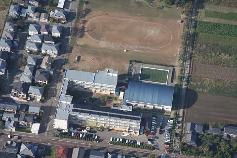 小中川小学校のグラウンドと校舎を上空から撮影した写真