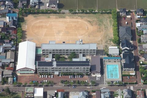 分水小学校のグラウンドと校舎を上空から撮影した写真