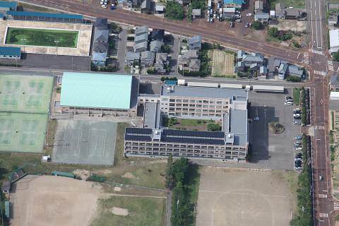 分水中学校のグラウンドと校舎を上空から撮影した写真