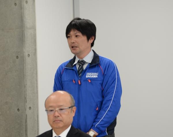 青色のジャンパーを着た福田氏の写真