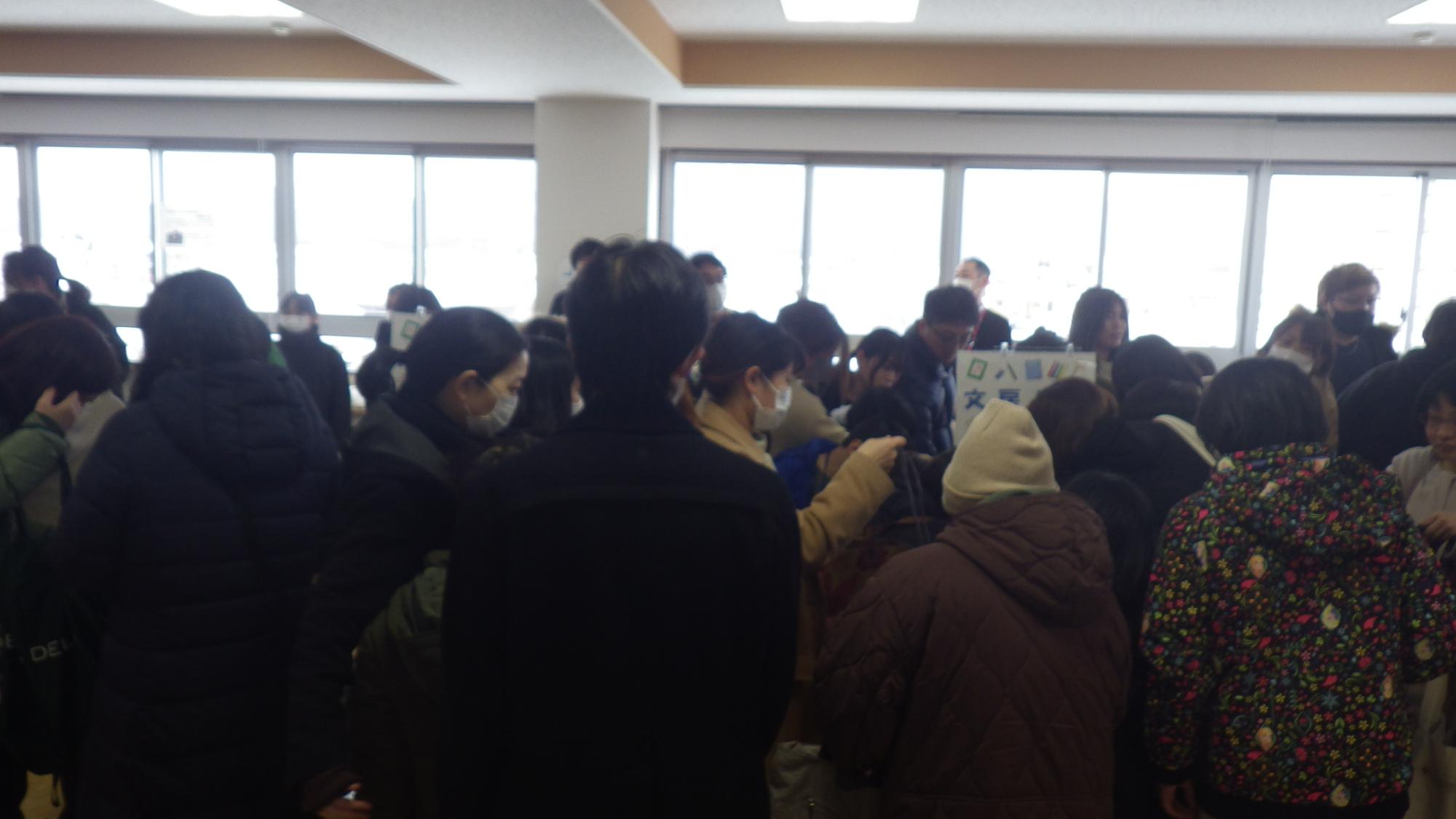 文房具前で盛上る人たち