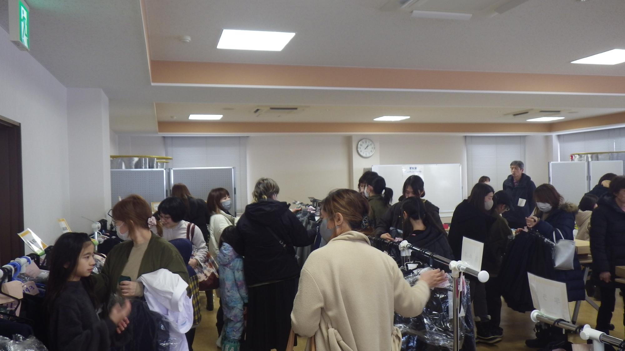 制服を選ぶ人たち