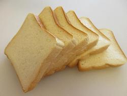 スライスされた小麦粉食パンが並べられている写真