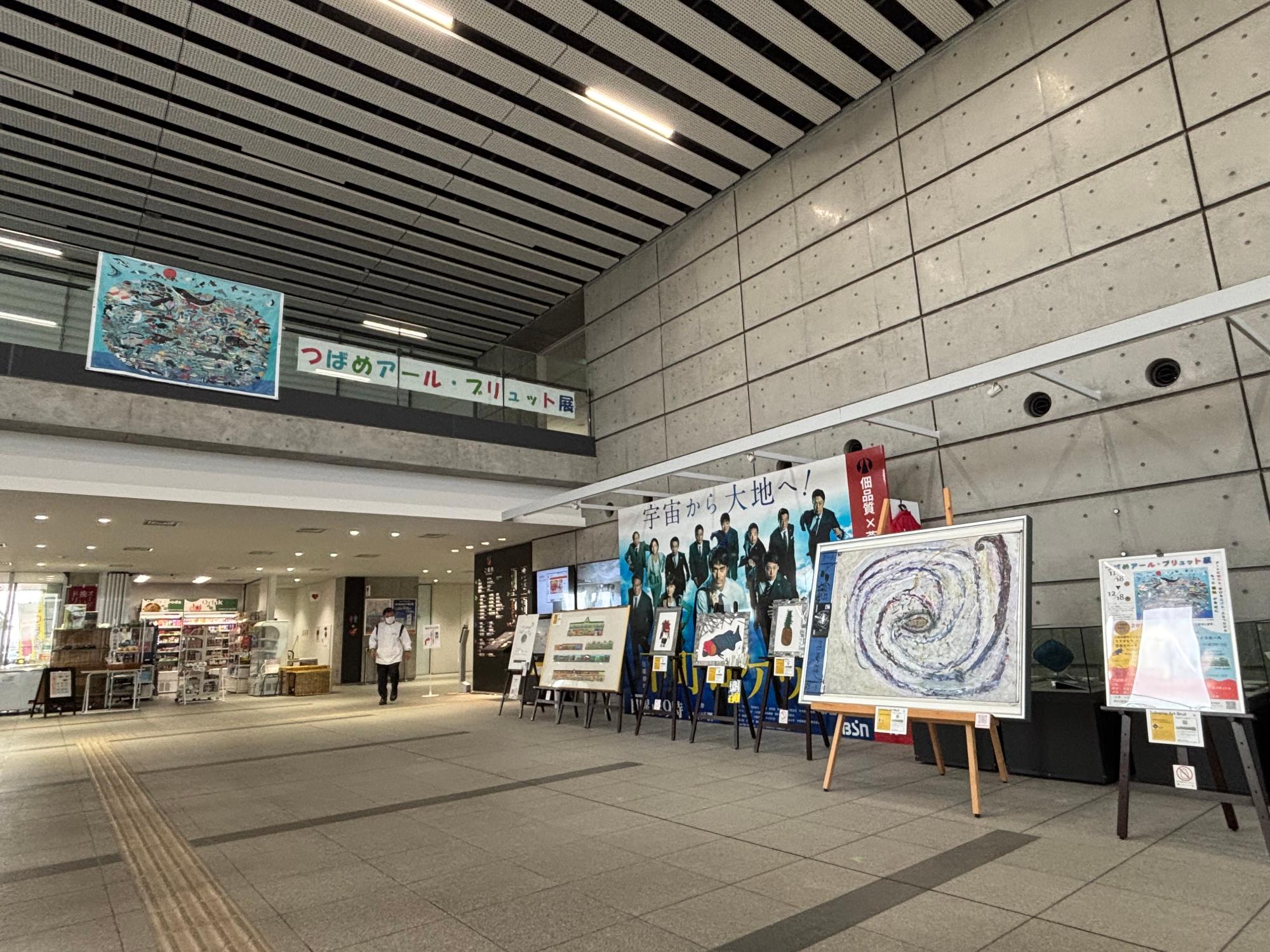 市役所エントランス展示1