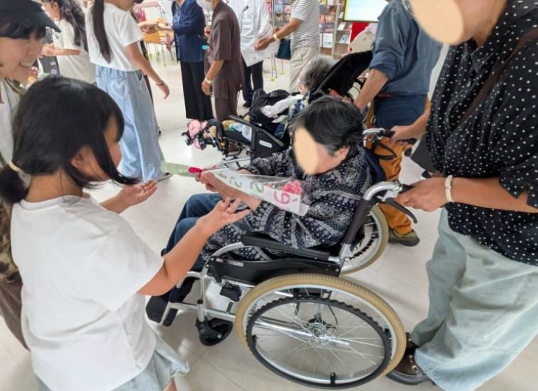 お帰りの際に、子ども達からお花を贈呈