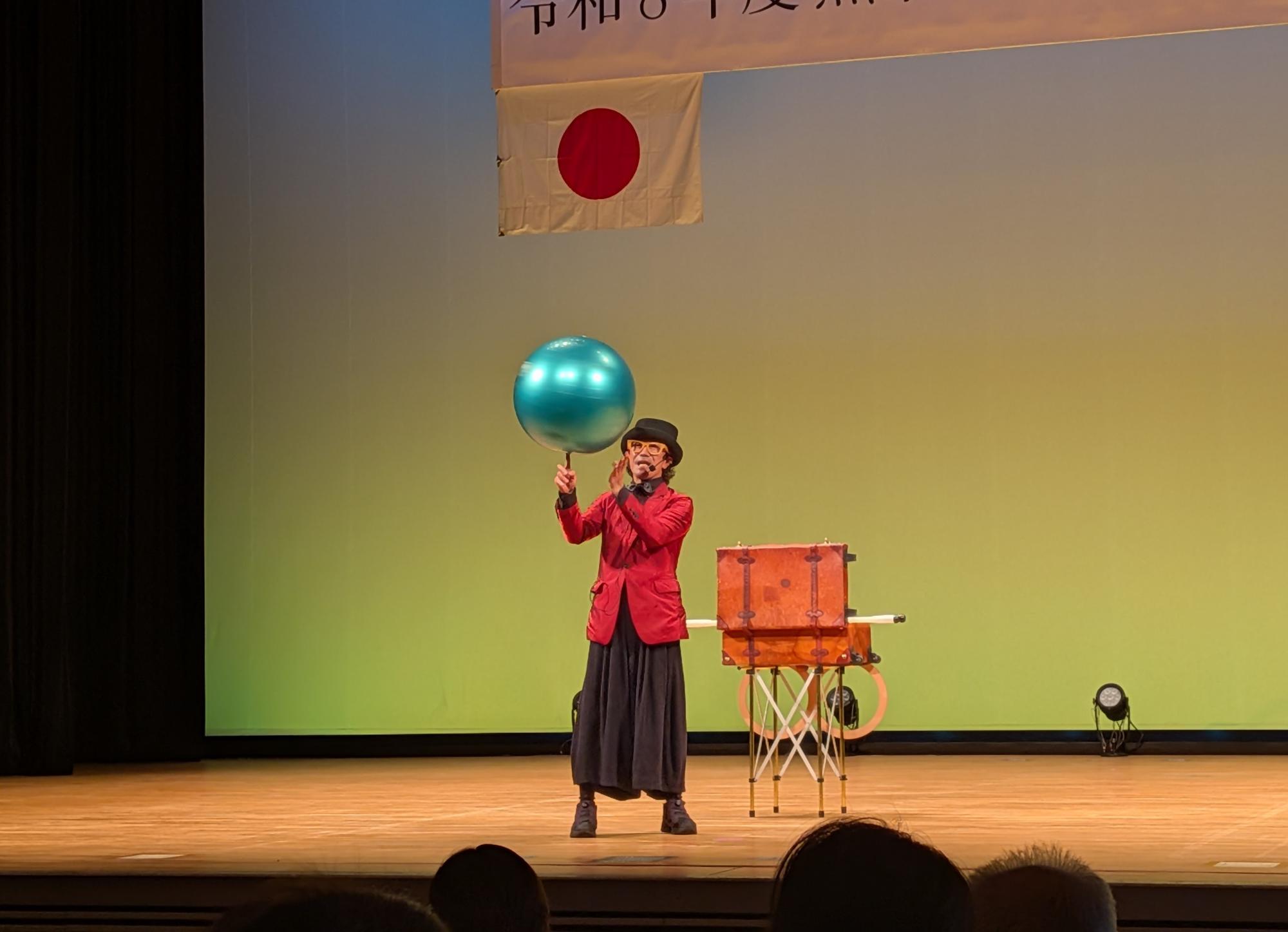燕市出身のPeaceさんによるパフォーマンス