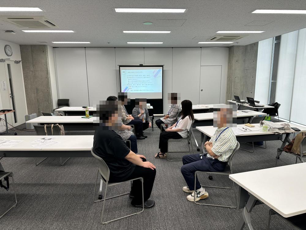 高齢者の特徴と接し方の講義を受けている様子