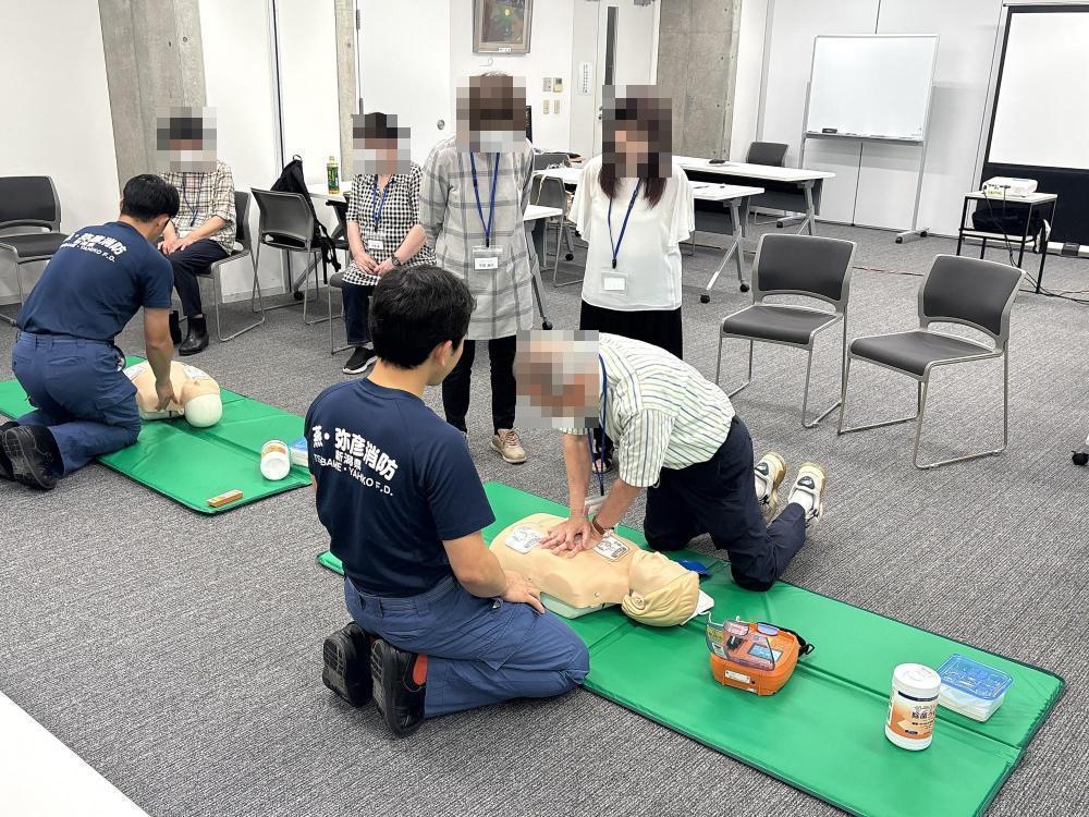 消防署職員による緊急時の対応訓練の様子