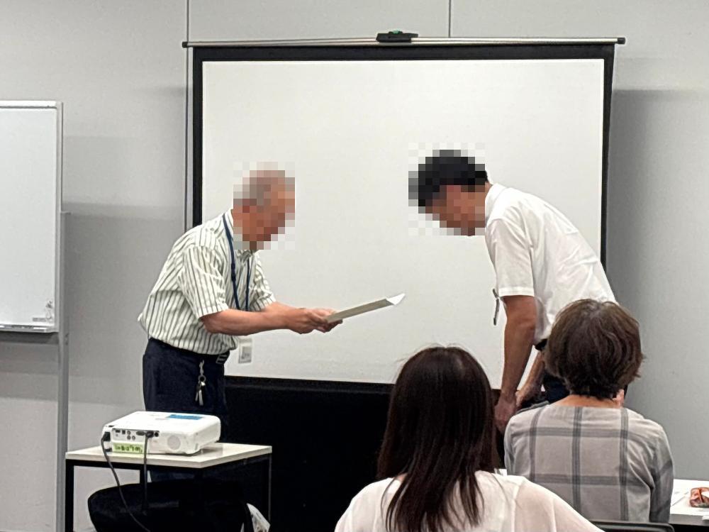 修了証書授与の様子